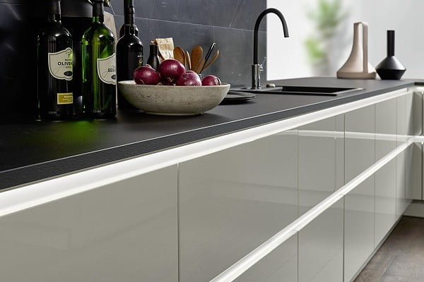 Moderne Nolte Küche Nova Lack in Platingrau Hochglanz